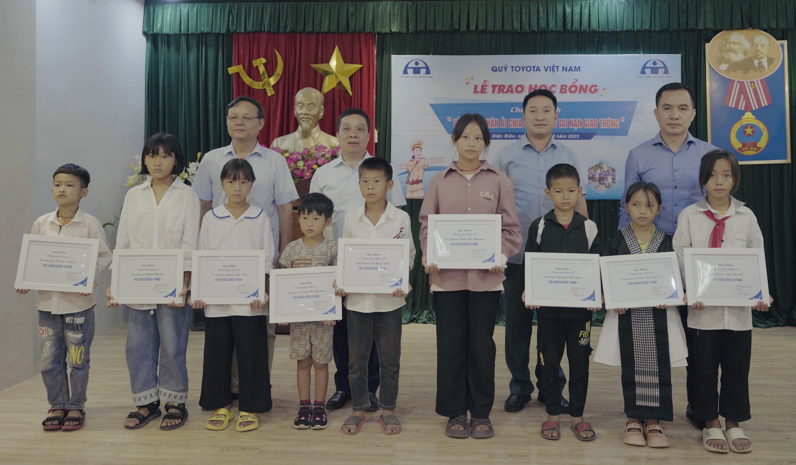 Quỹ Toyota trao tặng học bổng Vòng tay nhân ái tại Điện Biên